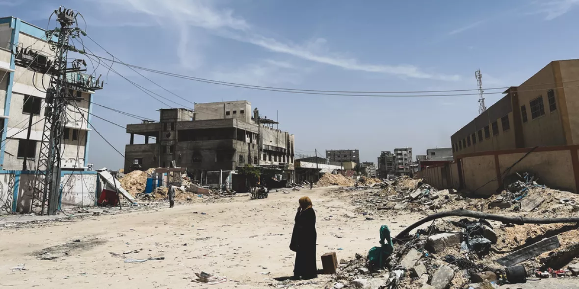 Zerstörte Gebäude Gazastreifen Chan Junis mit Frau