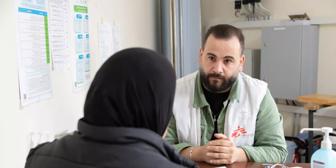 Unser Mitarbeiter eines mobilen medizinischem Teams im Patientengespräch.