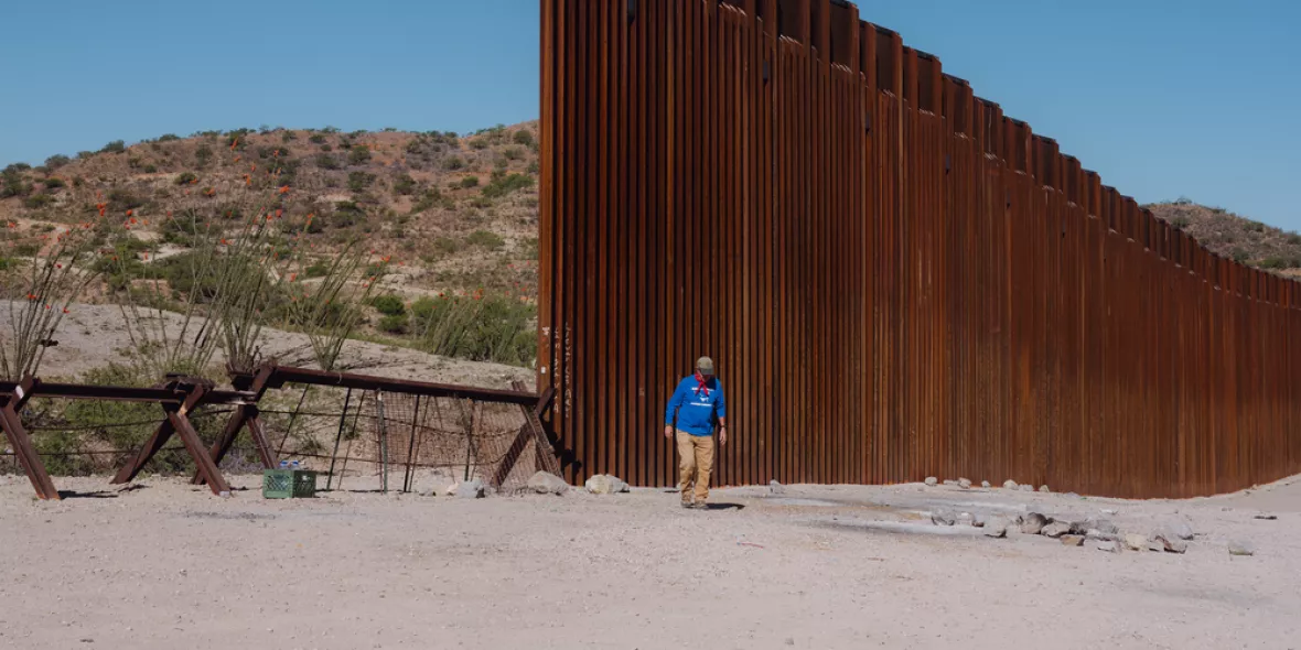 Mauer USA Mexiko Freiwilliger inspiziert Grenzanlagen