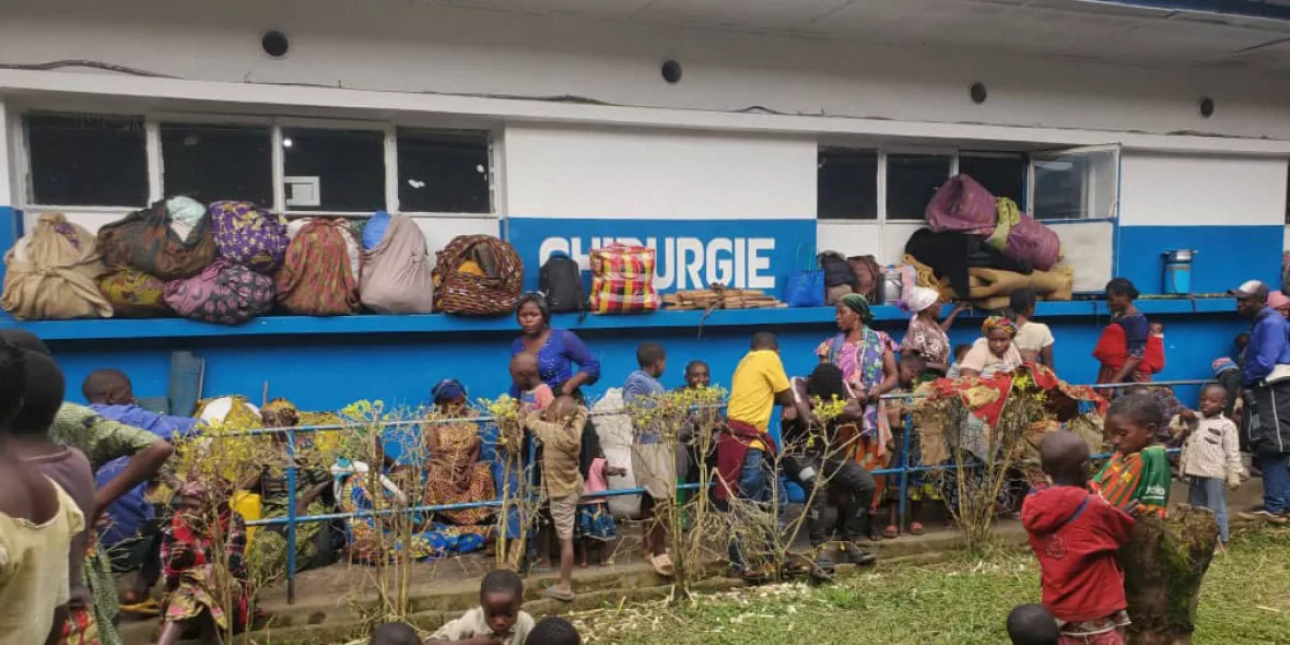 Schutzsuchende sitzen vor einem Krankenhaus, in Nord-Kivu  in der DR Kongo.
