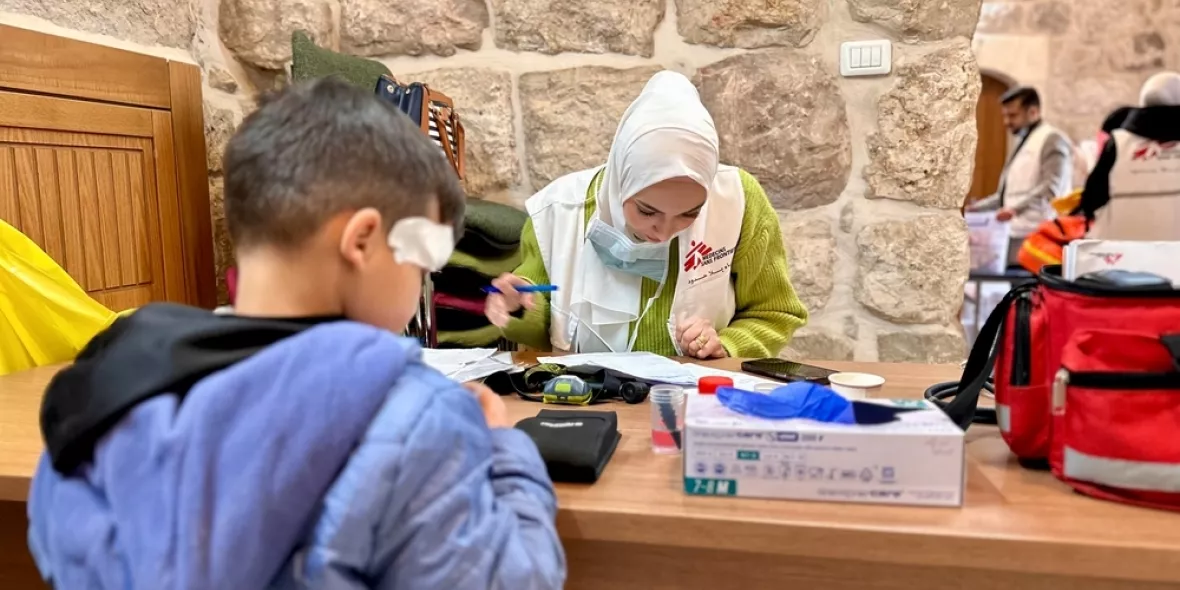 Kind vor Sprechstunden-Schreibtisch, Hebron