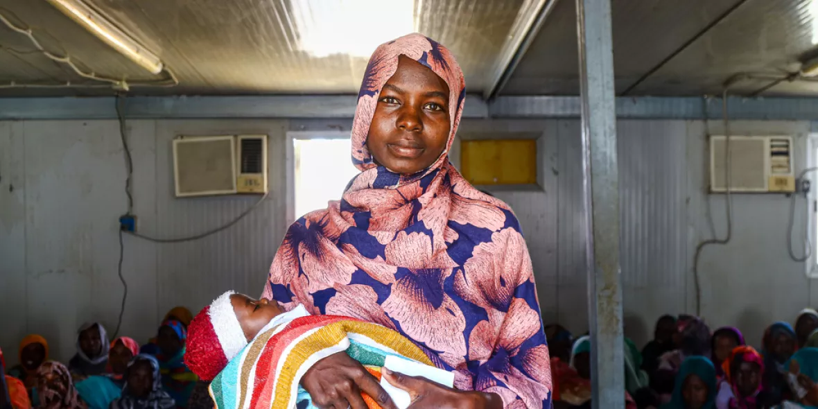 Sudan Mutter hält ihr Baby in ihren Armen