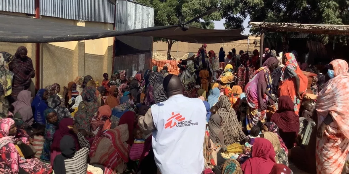 Sudan: Mütter und Kinder warten in Gesundheitszentrum im Samsam-Camp.