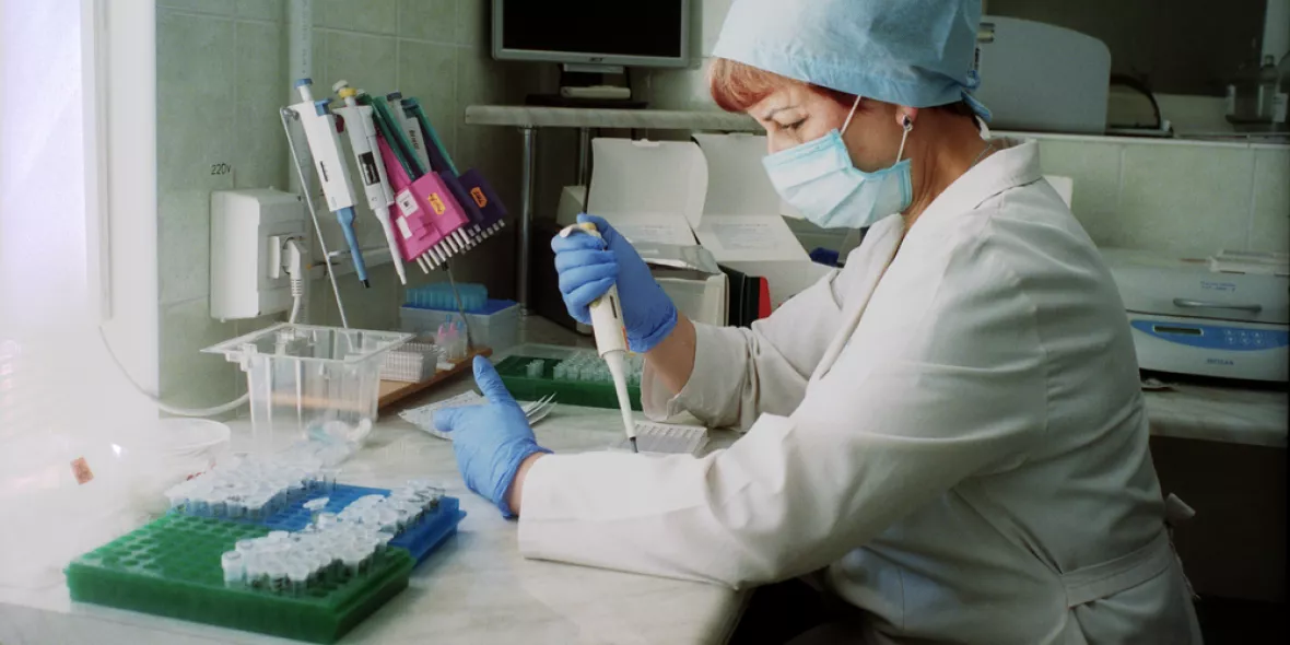 Laborantin untersucht Hepatitis C-Test