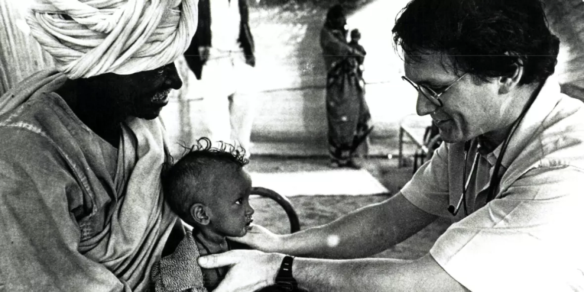 Schwarz-weiß-Foto von Arzt der Kind behandelt