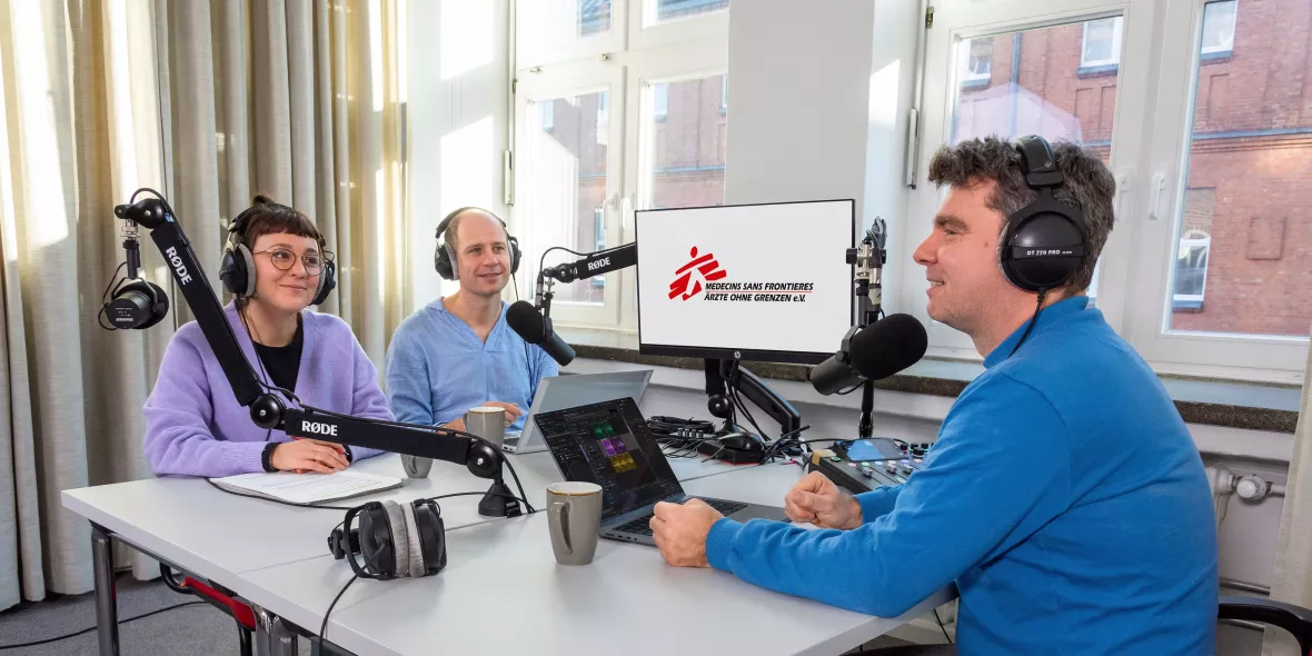 Podcastaufnahme: Die Moderatoren Christian Katzer und Christian Conradi mit Melissa Scharwey