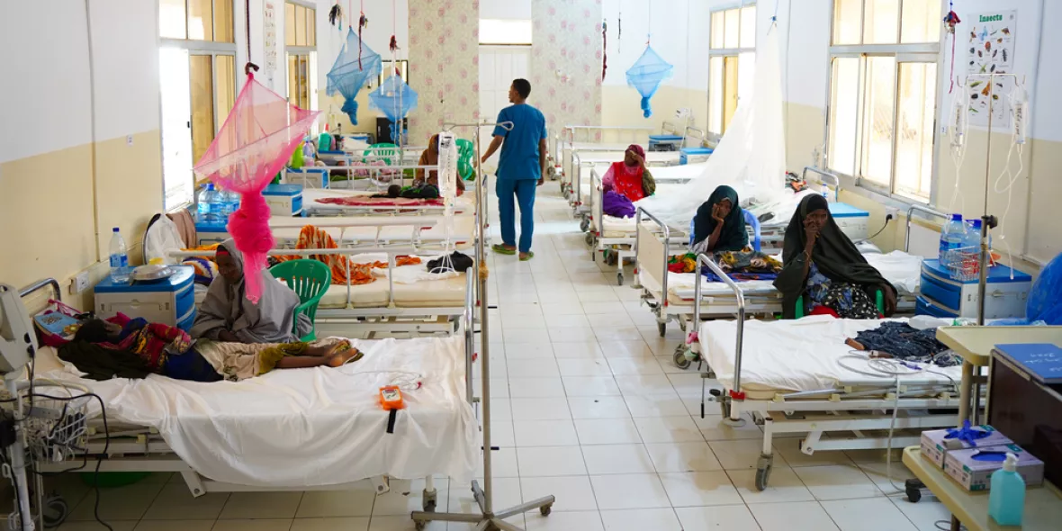 Somalia: Pfleger geht zwischen Krankenbetten