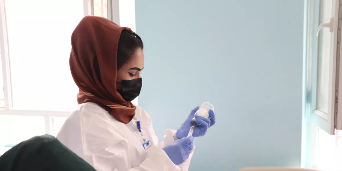Afghanistan: Mitarbeitende zieht Injektion in Spritze auf