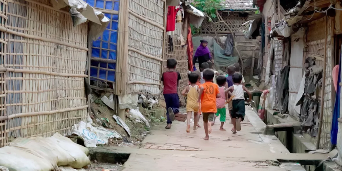 Kinder rennen durch die Gassen des Cox's Bazar Flüchtlingscamps in Bangladesch.