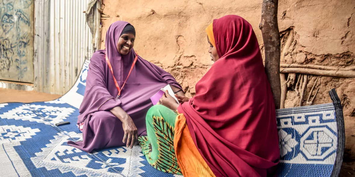 Gespräch zwischen zwei Frauen in einem Geflüchtetencamp in Kenia 