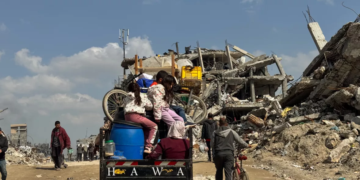 Gaza: Familie mit Hab und Gut inmitten zerstörter Gebäude