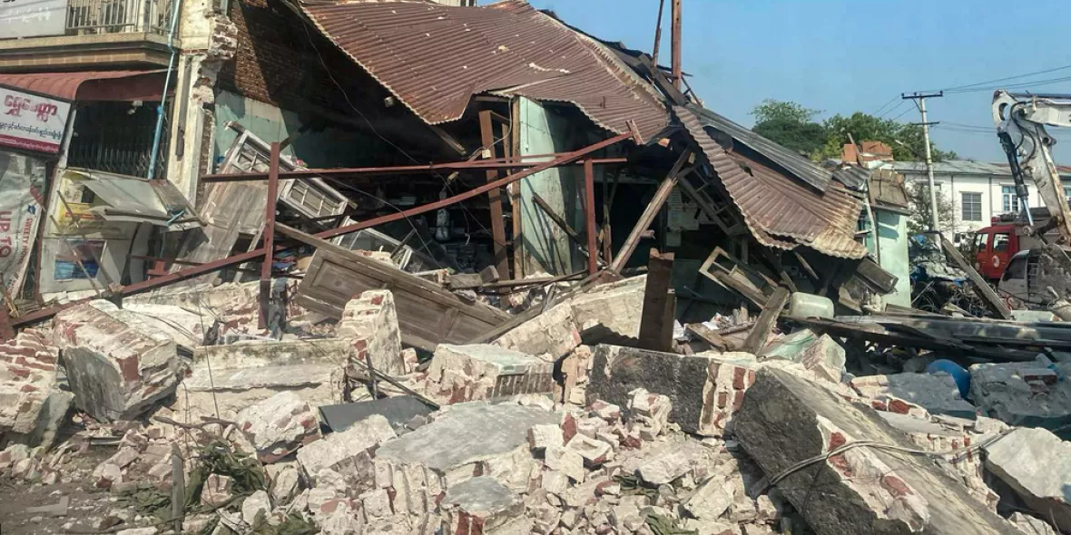 Myanmar: Erdbebenzerstörung an Gebäude und Geröll in Stadt