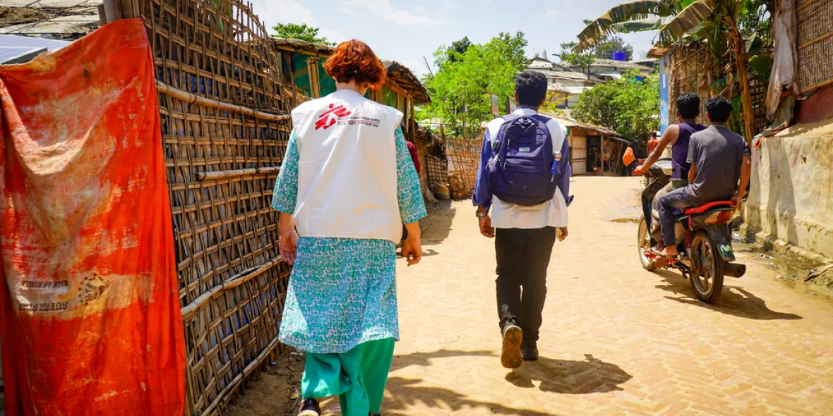 Zwei  unserer Mitarbeiter*innen in einem Rohingya-Geflüchtetetencamp. 