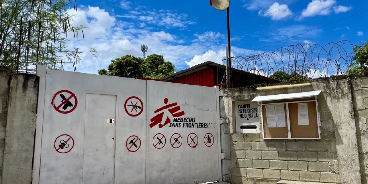 Krankenhauseingang in Port-au-Prince. 