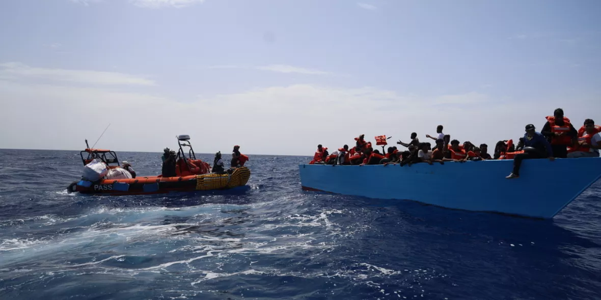 Seenotrettung der Geo Barents eines überfüllten Holzbootes im zentralen Mittelmeer, darunter Frauen und Kinder. 