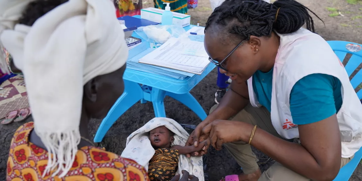 Hebamme Veronica Nyakuoth untersucht Baby.