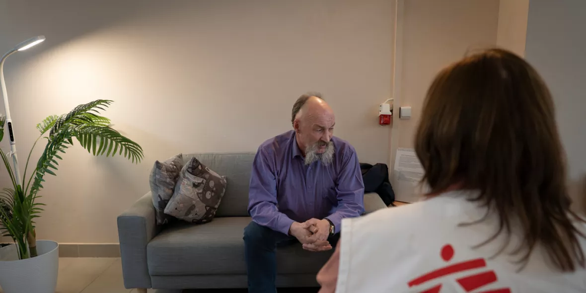 Oleksii Lohanov in seiner Wohnung. 