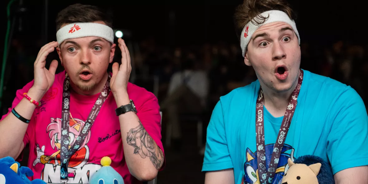 2 Gamer tragen ein Stirnband von Ärzte ohne Grenzen