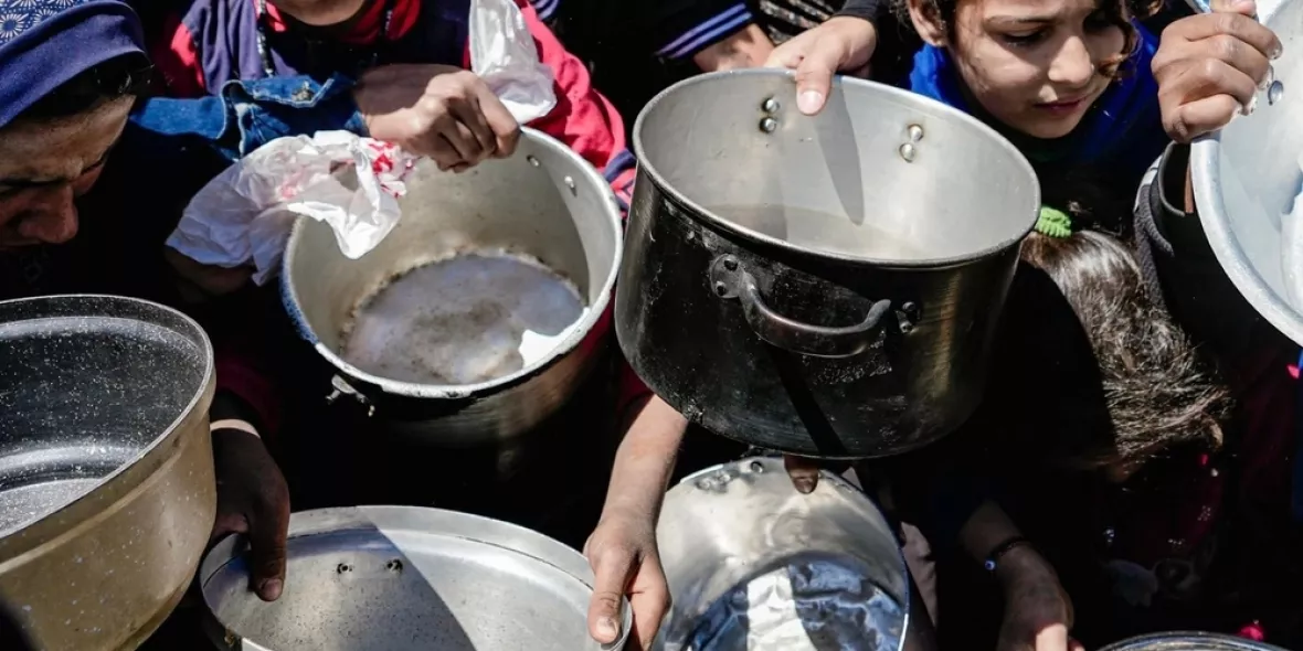 Hunger: Kinder mit Kochtöpfen in Gaza