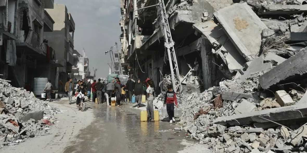 Menschen zwischen Ruinen in Beit Lahia (Gaza)