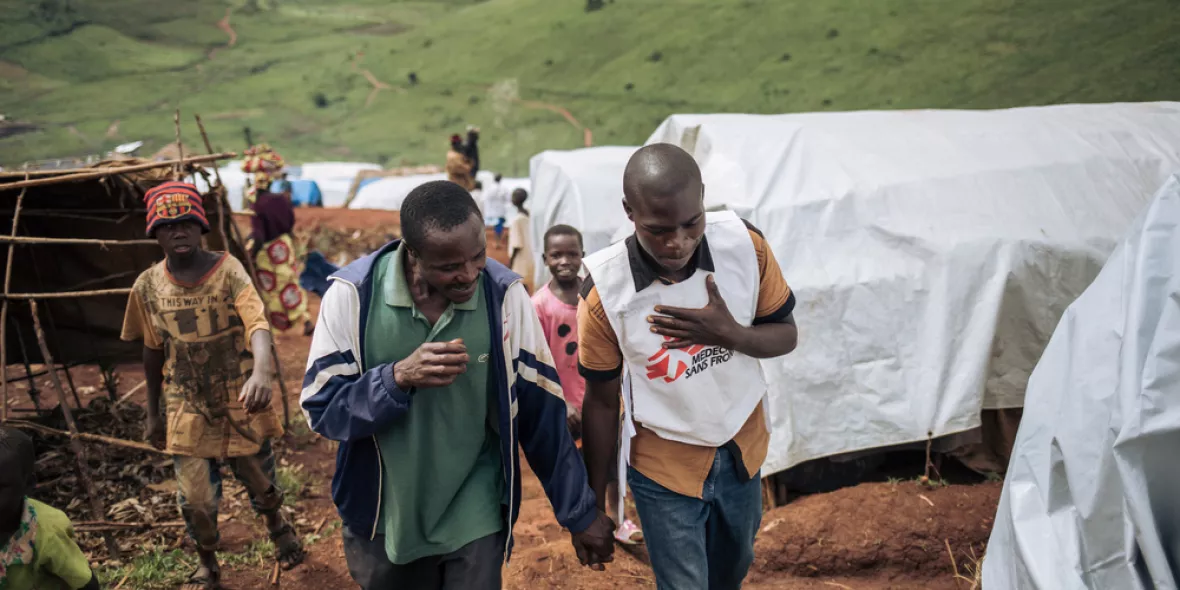 Menschen inerstörtem Geflüchtentencamp in der D.R. Kongo
