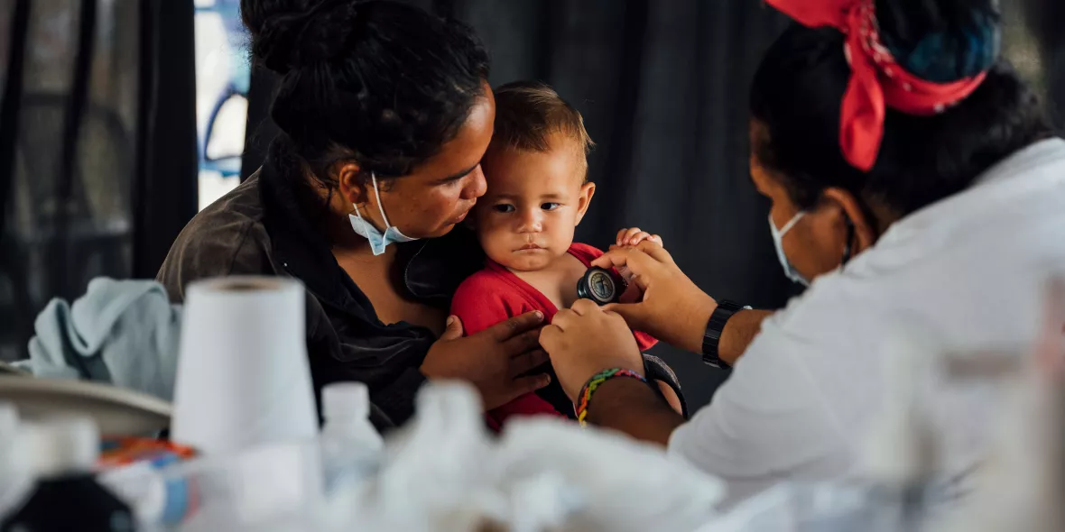 Panama: Krankenschwester untersucht Mutter und Kind