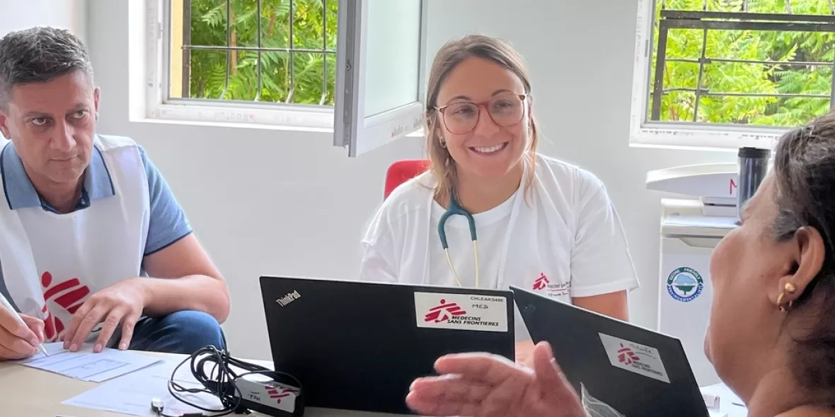 Zwei Mitarbeitende im Gespräch mit Patientin in Aufnahmezentrum Bulgarien