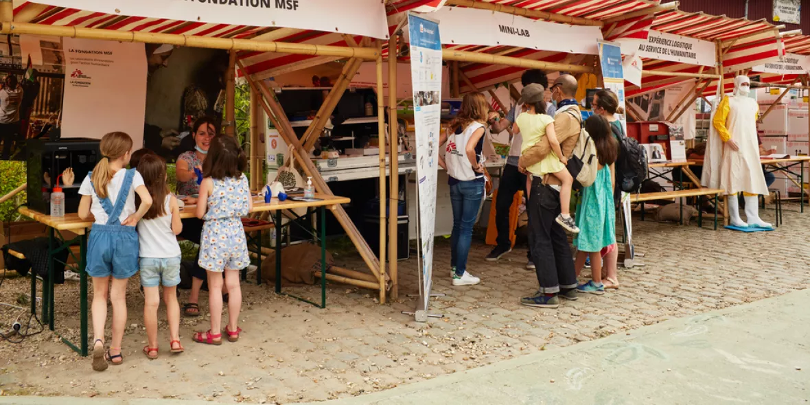 Besucher*innen informieren sich an Info-Ständen.