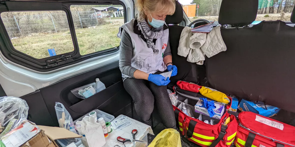 Mitarbeiterin bereitet Material in Fahrzeug vor