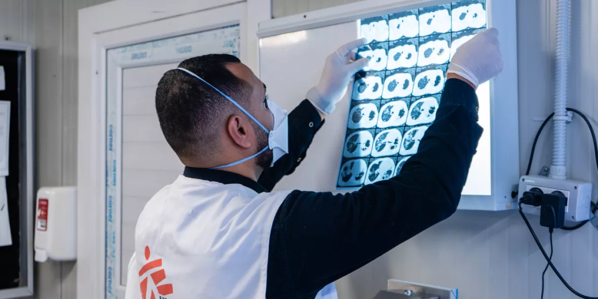 Arzt hängt Röntgenaufnahmen auf, um diese zu bewerten