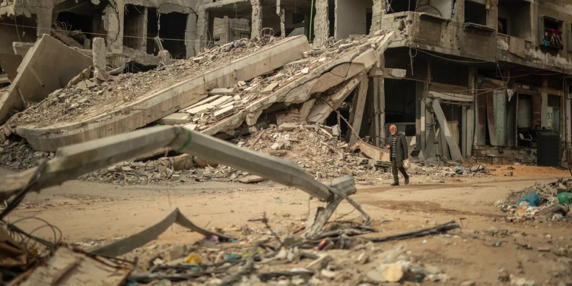 Gaza: Mann läuft durch zerstörte Stadt
