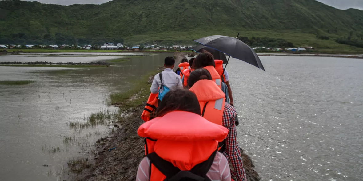 Medizinisches Team auf dem Weg in das Vertriebenencamp Ah Nauk Ye in Myanmar. 