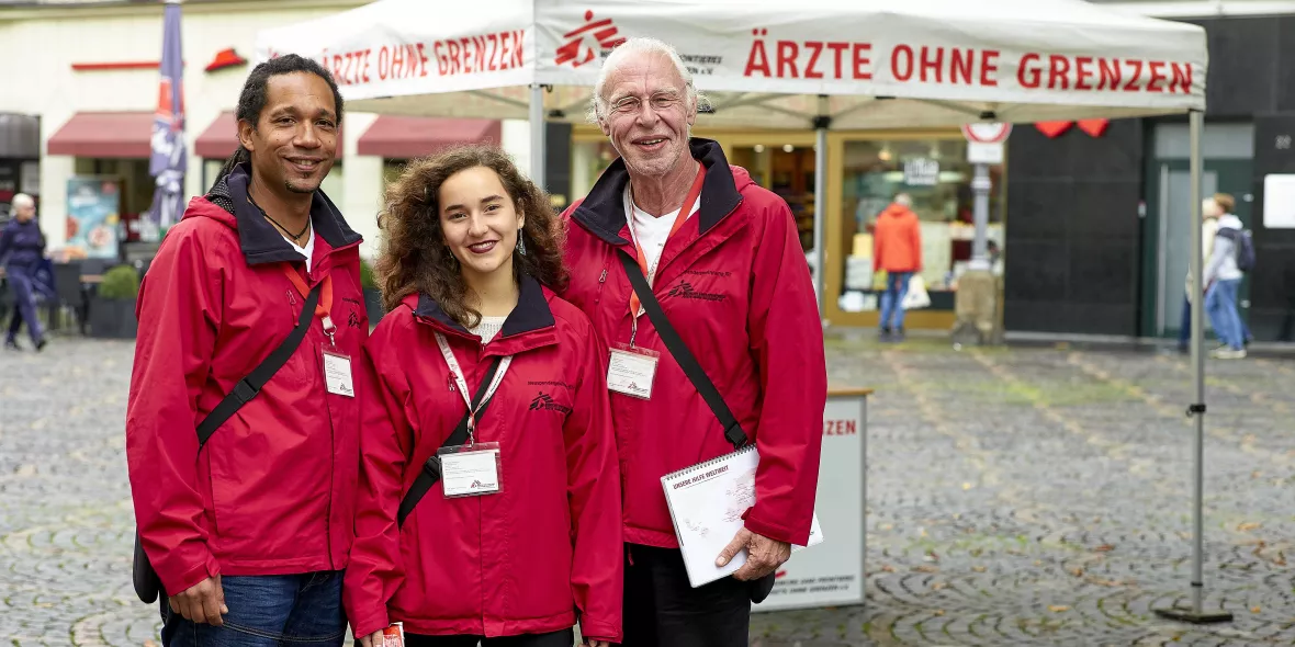F2F-Fundraiser*innen von Ärzte ohne Grenzen vor Infostand