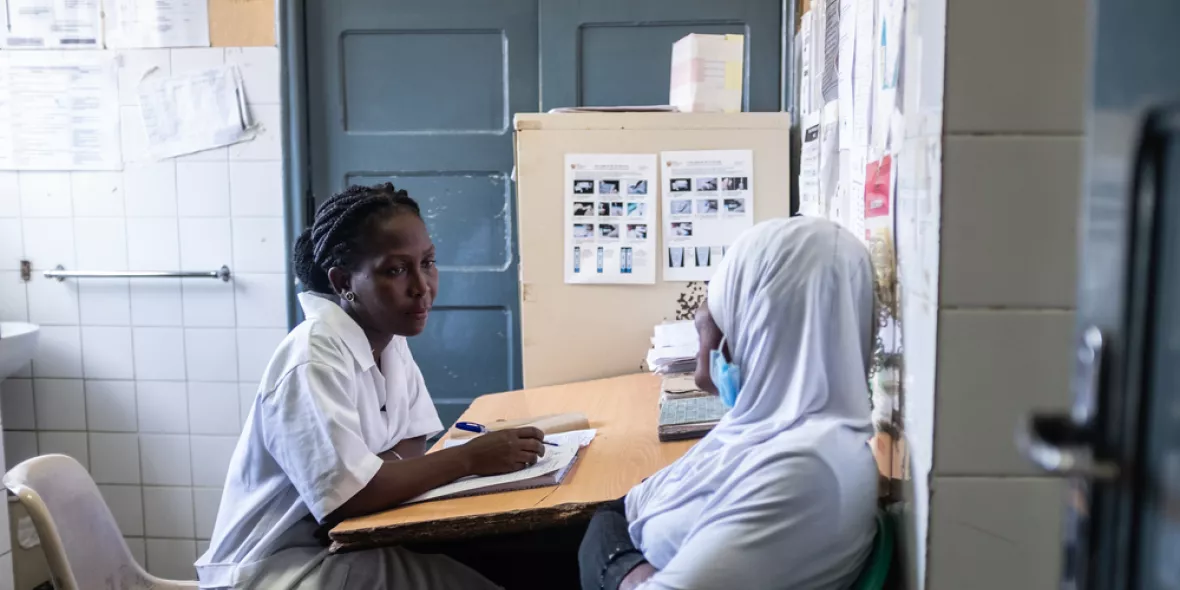 Patientin spricht mit einer Hebamme in Beira, Mosambik.