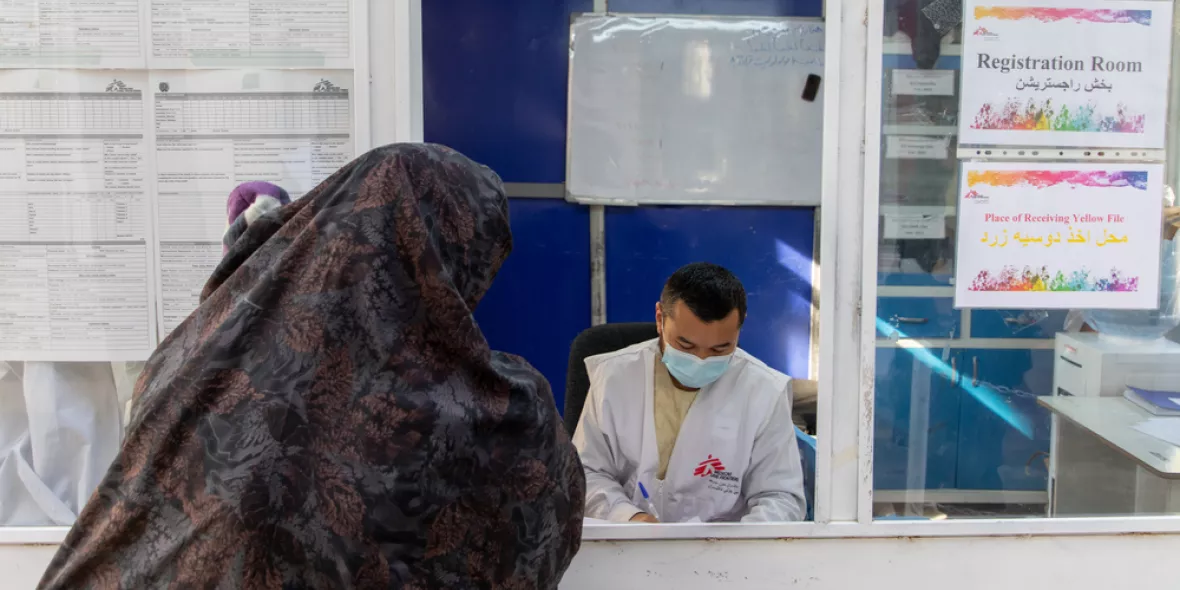 Eine Frau am Empfang der Kindernotaufnahme im Krankenhaus in Herat. 