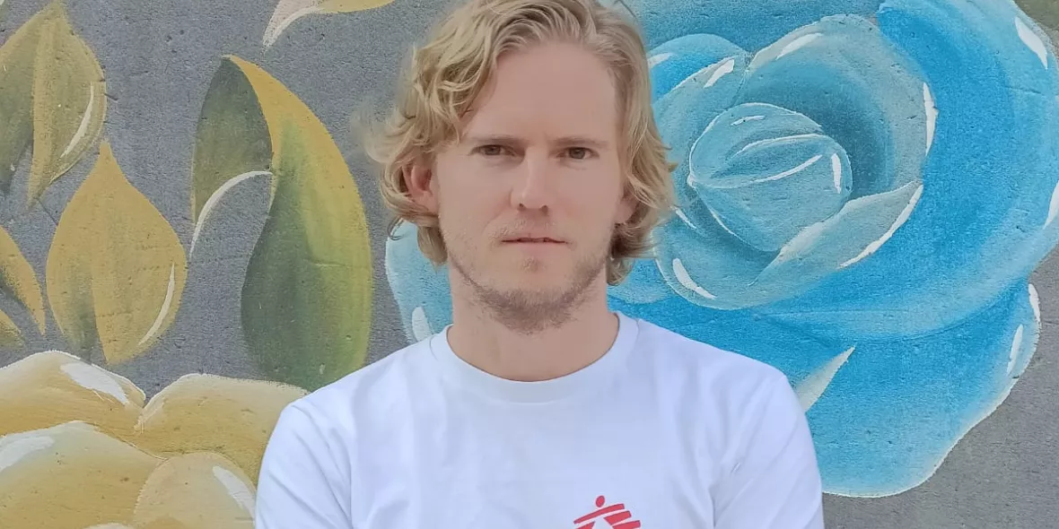 Jan Wynands mit verschränkten Armen vor einer Graffiti-Wand