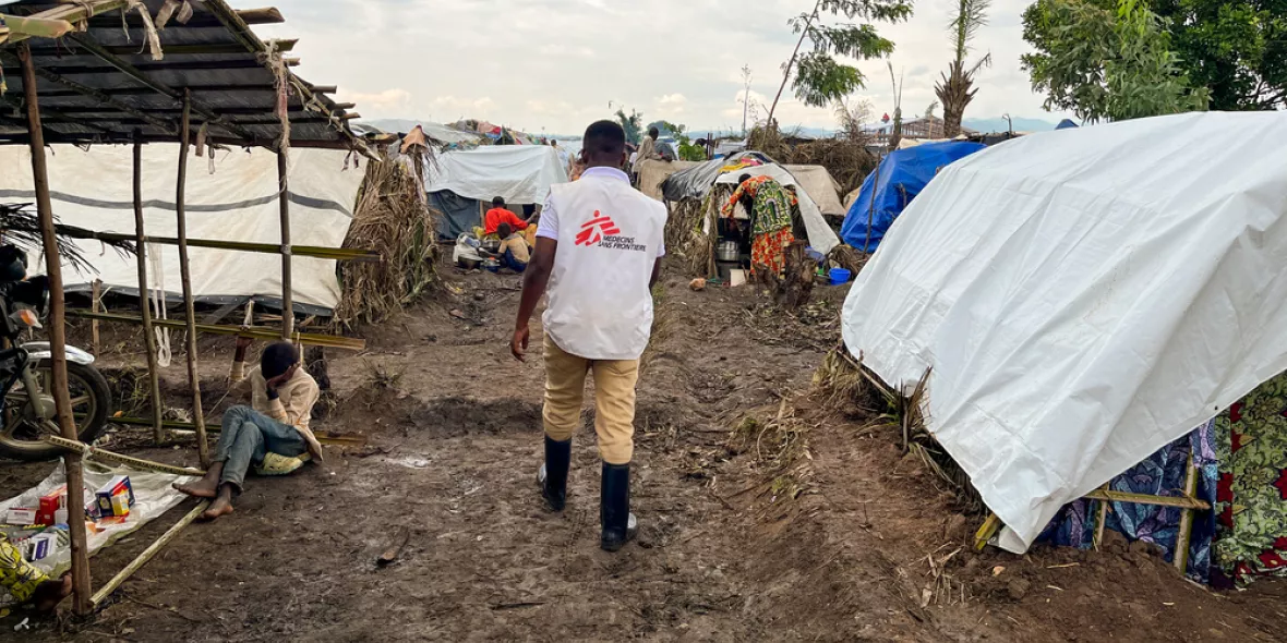 Ein Mitarbeiter von Ärzte ohne Grenzen im Camp Ndava