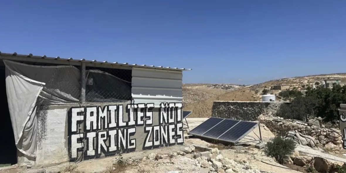 Ein Haus mit der Aufschrift "families, not firing zone" (dt.: Familien, keine Schusszone)