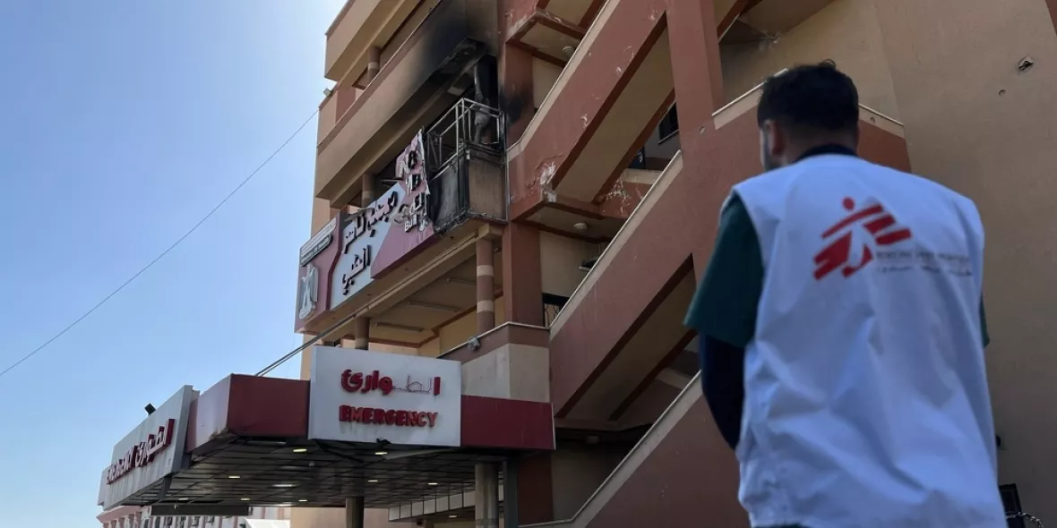 Mitarbeiter steht vor dem Nasser-Krankenhaus in Gaza