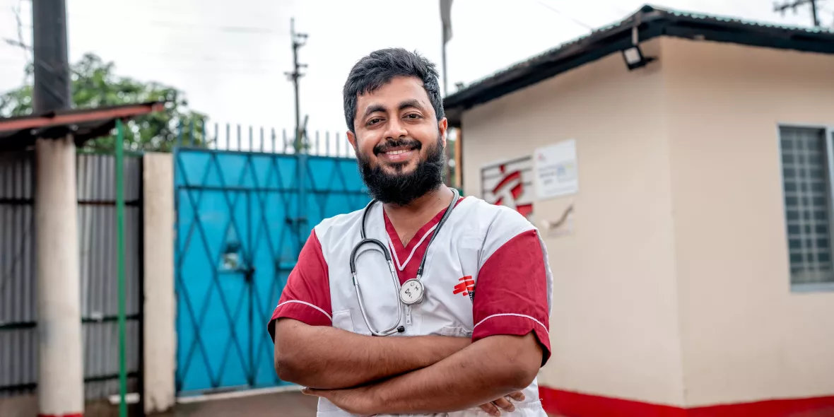 Arzt Afzal Alam vor einer Gesundheitseinrichtung.