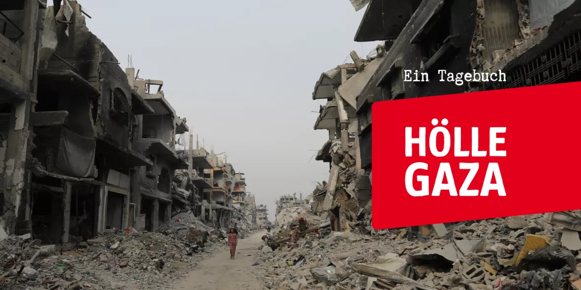 Zerstörte Straße und Gebäude darüber Schriftbanner Hölle Gaza