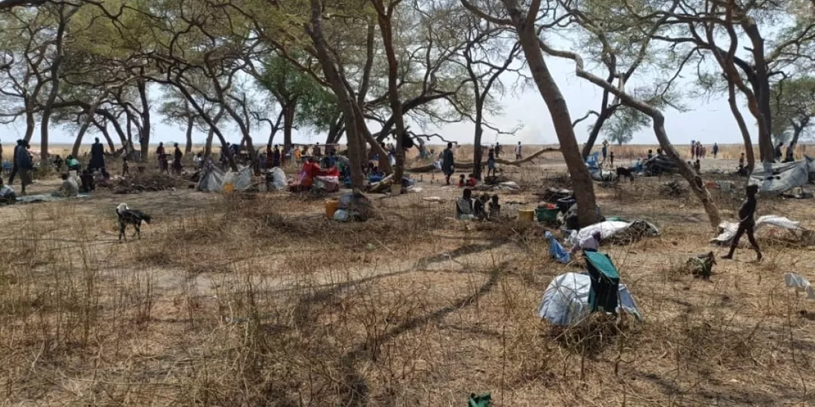 Familie unter Bäumen in Nyatim, Südsudan