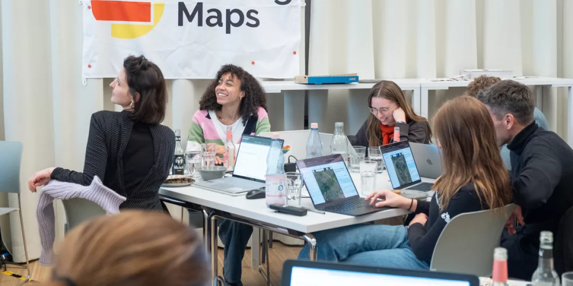 Teilnehmende sitzen bei Mapathon