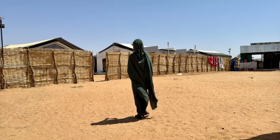 Eine Frau läuft auf ein Camp zu