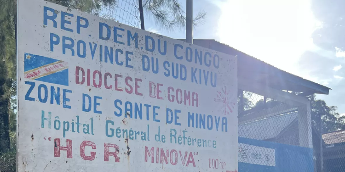 Schild, das Gesundheitsbezirk Minova anzeigt