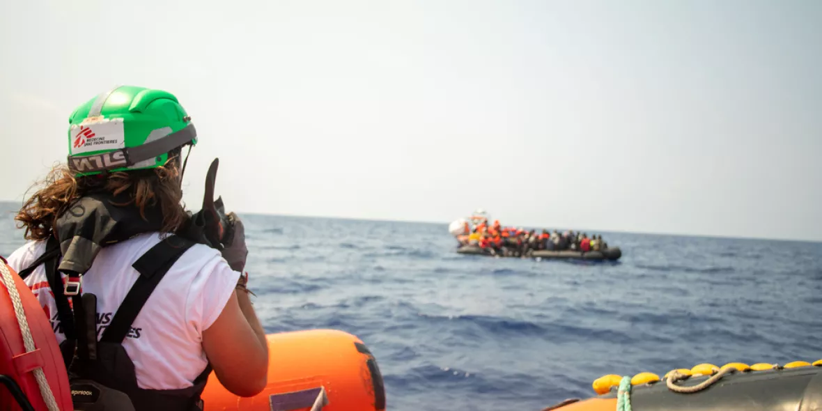 Mitarbeitende auf Schlauchboot spricht in Funkgerät