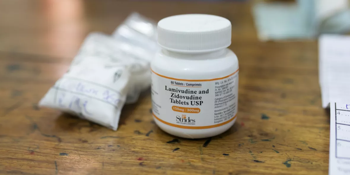 Beschriftete Pillendose mit antiretroviralen Medikamenten