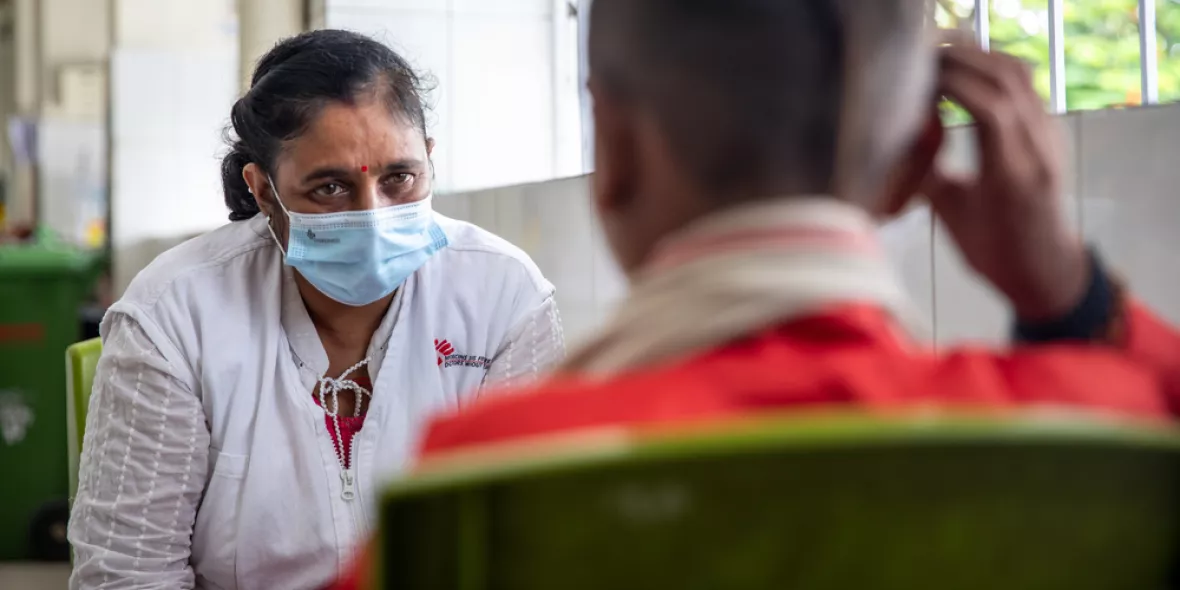 Mitarbeiterin in Gespräch mit Patient