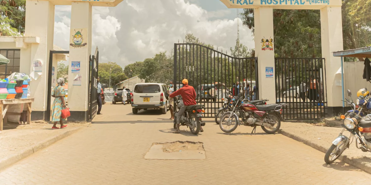 Der Eingang des Krankenhauses in Homa Bay, Kenia.