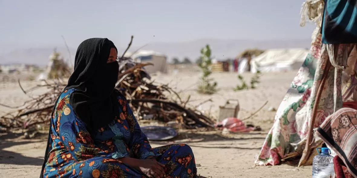 Abdu Sabit sitzt vor ihrem Zelt im Al-Khuseif Camp für Geflüchtete, Marib, Jemen.